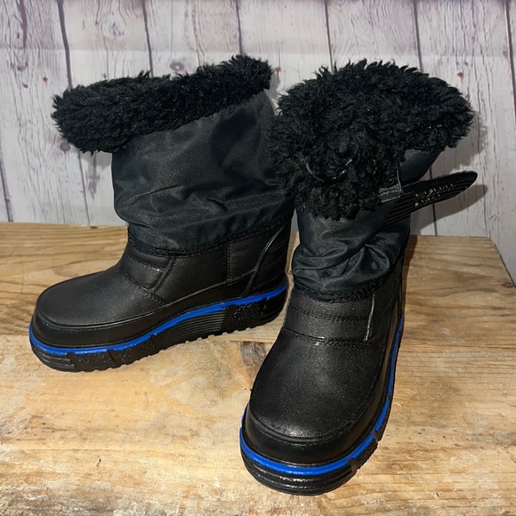 Size 9 toddler boys Weather Guard black snow boots in like new condition. Velcro - Picture 1 of 3